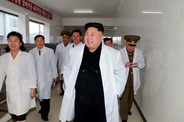 Kim Dzong Un podczas odwiedzin jednej z fabryk produkujących zaopatrzenie żywnościowe dla wojska