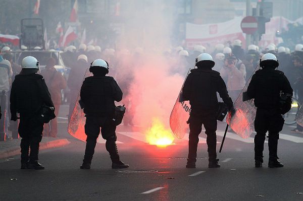 Starcia policji i uczestników "Marszu Niepodległości" w Warszawie podczas Święta Niepodległości (zdj. arch.)