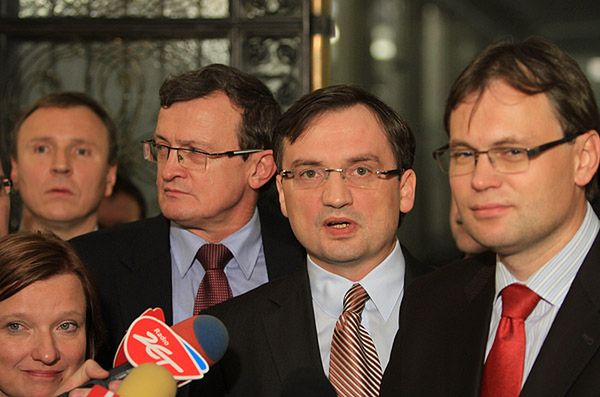 Posłowie i eurodeputowani PiS: Beata Kempa, Jacek Kurski, Tadeusz Cymański, Zbigniew Ziobro i Arkadiusz Mularczyk ogłaszają powstanie nowego klubu