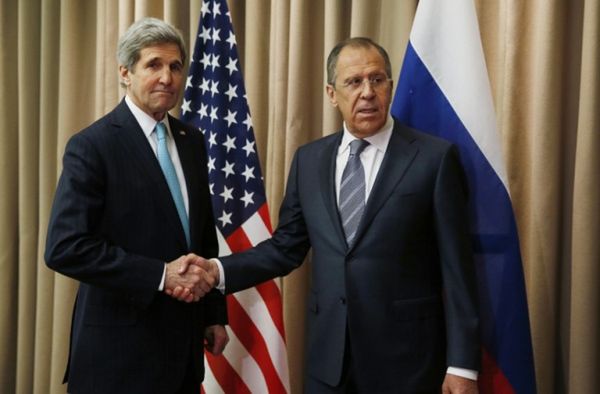 John Kerry i Siergiej Ławrow podczas spotkania w Genewie