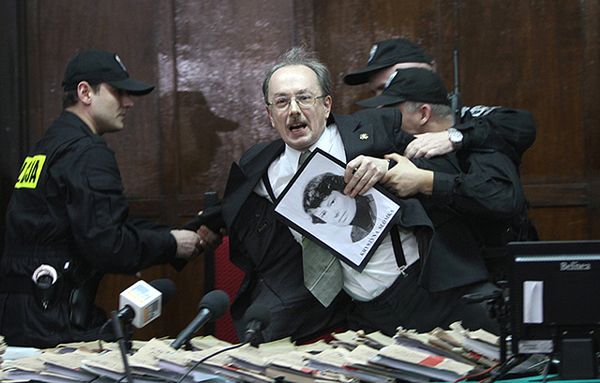 Adam Słomka, wyprowadzany przez policję z sali sądowej