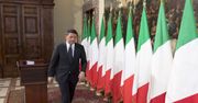 Premier Renzi występuje w swojej kancelarii tylko na tle włoskich flag