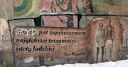 Antysemicki napis na muralu z papieżem w Białymstoku zasłonięty