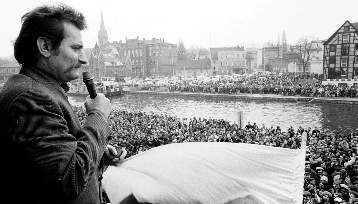 Lech Wałęsa przemawia w Bydgoszczy 20 marca 1981 r., dzień po pobiciu Jana Rulewskiego przez milicję