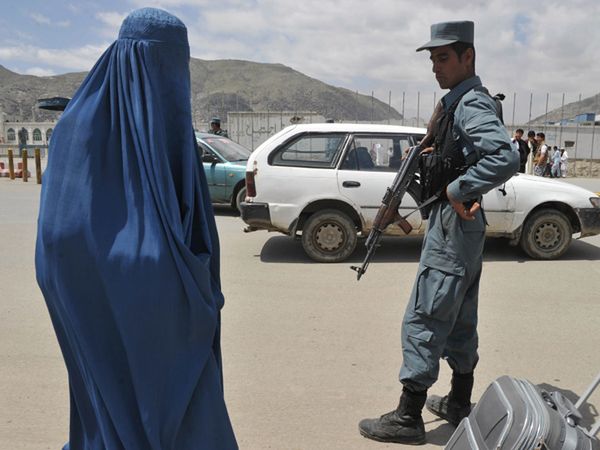 Czy żegnając się z Afganistanem Zachód zapomina o afgańskich kobietach?