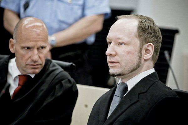 Rzucił butem w Andersa Breivika - morderca się zaśmiał