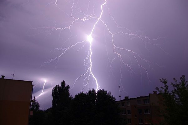 Straż pożarna przypomina: o tym należy pamiętać, gdy zaskoczy cię burza