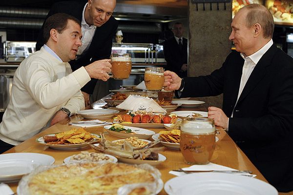 Dmitrij Miedwiediew i Władimir Putin na czele pochodu pierwszomajowego