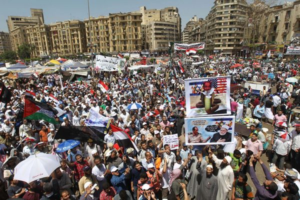 Nieznani sprawcy zabili demonstrantów pod ministerstwem w Kairze