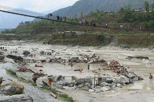 W Nepalu rzeka zatopiła całą wioskę, porwała ludzi i domy