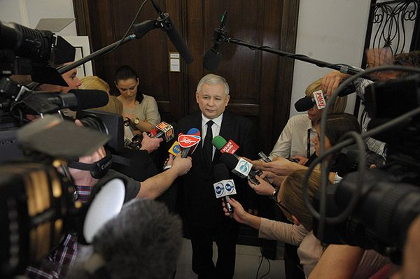 Kaczyński wzywa do bojkotu. Posłowie PiS kupują bilety
