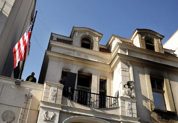 Serbia: 12 osób oskarżonych o podpalenie ambasady USA