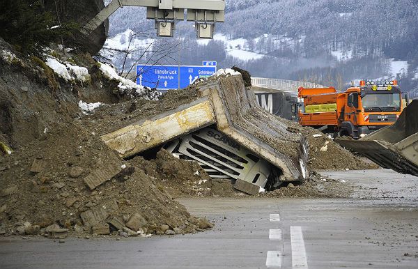 Na autostradzie w Austrii runął mur na ciężarówkę, kierowca zginął