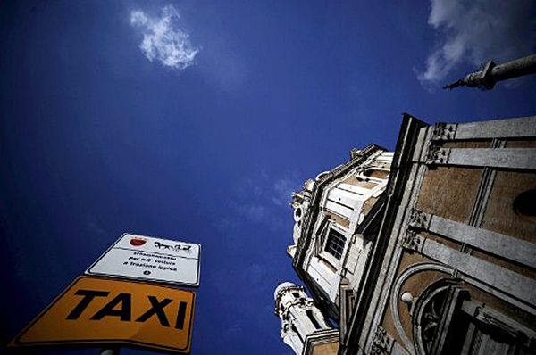 Po Rzymie lepiej chodzić na bosaka, niż jeździć taksówkami