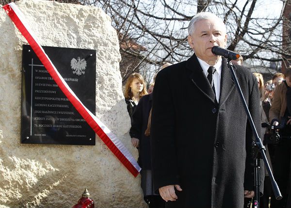 Oblali farbą pomnik ofiar katastrofy. Kaczyński i tak go odsłonił