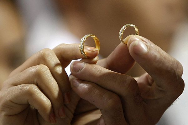 Prokuratorzy mają ustalić, ile par homoseksualnych zgłosiło zawarcie małżeństwa za granicą