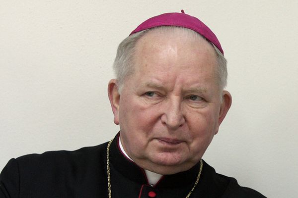 Ruch Palikota przekazał rower kieleckiemu biskupowi Kazimierzowi Ryczanowi