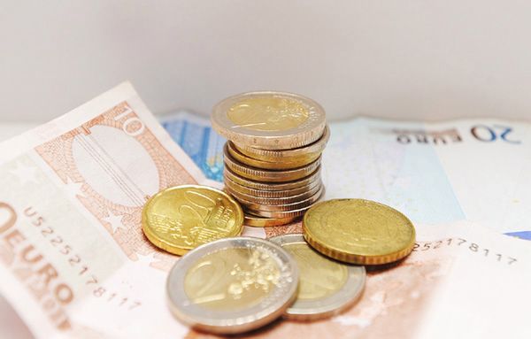 Polak wiózł w walizkach prawie milion euro. Został złapany we Francji