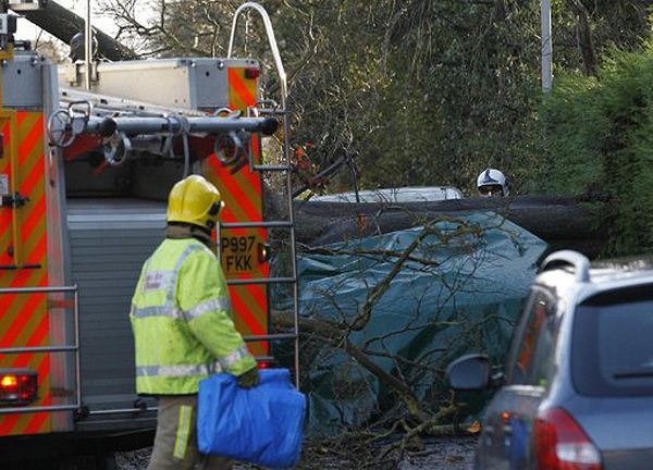 Chaos na Wyspach - 2 osoby nie żyją, tysiące ludzi bez prądu