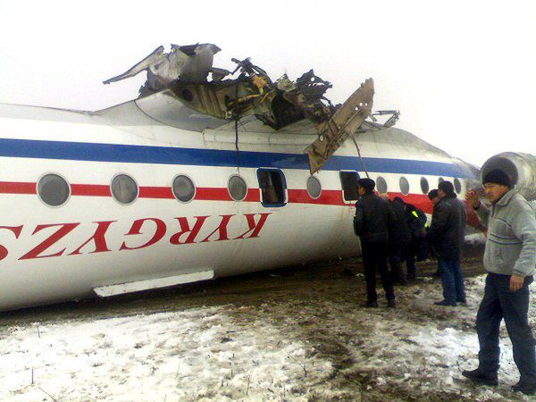 Tu-134 spadł na pas startowy i zapalił się - są ranni