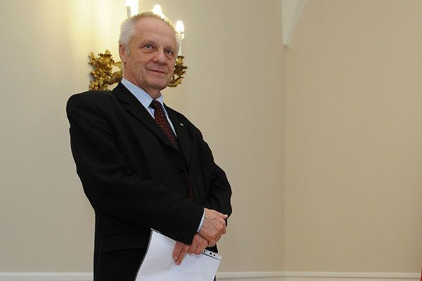 Stefan Niesiołowski: popierając referendum, popiera się PiS