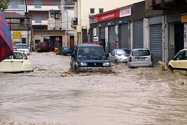Obfite deszcze na południu Włoch - są ofiary
