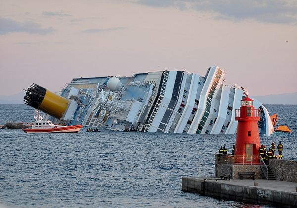 Kapitan Costa Concordii obarcza sternika winą za katastrofę włoskiego wycieczkowca