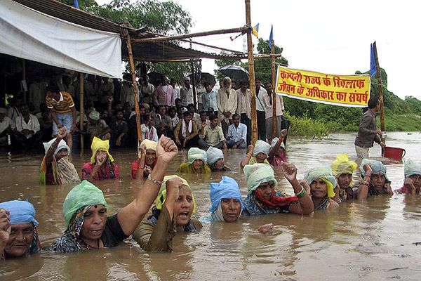 Wieśniacy protestują stojąc po szyję w wodzie