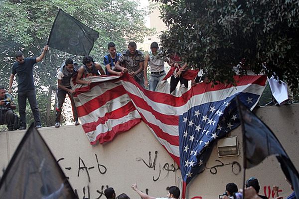 Protest przed ambasadą USA w Egipcie przeciw filmowi, który obraża Mahometa