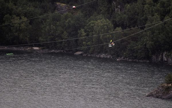 Elektrycy uratowani po dobie spędzonej 85 metrów nad fiordem w Norwegii