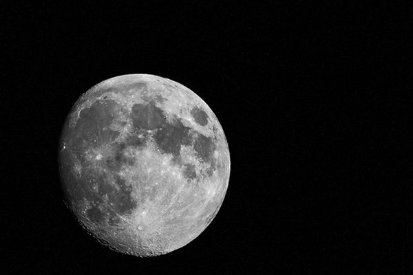Naukowcy rozwiązali zagadkę "ciemniej strony Księżyca"