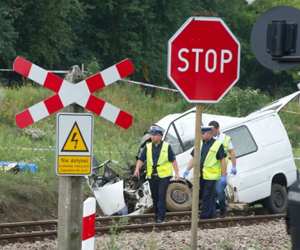 Tragiczny wypadek w Łódzkiem: pociąg zderzył się z busem, 9 osób nie żyje