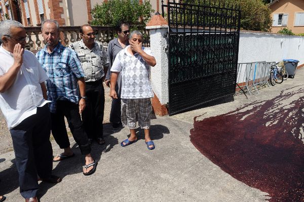 Francja: świńskie łby przed meczetem w Montauban