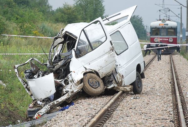 Kierowca busa, który wjechał pod pociąg, był pod wpływem alkoholu