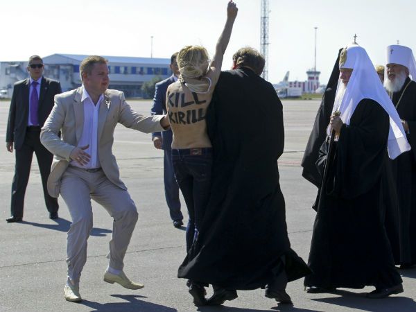 Aktywistka Femen z nagim biustem rzuciła się w kierunku Cyryla