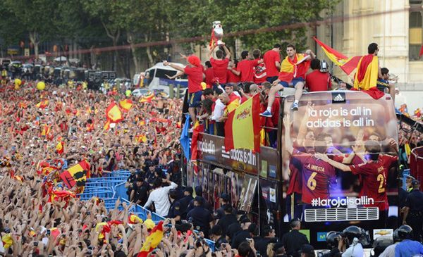 Wielka fiesta w Hiszpanii - mistrzowie Euro 2012 wrócili do domu