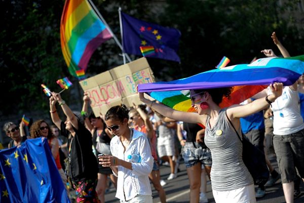 W Polsce źle się dzieje gejom i lesbijkom?