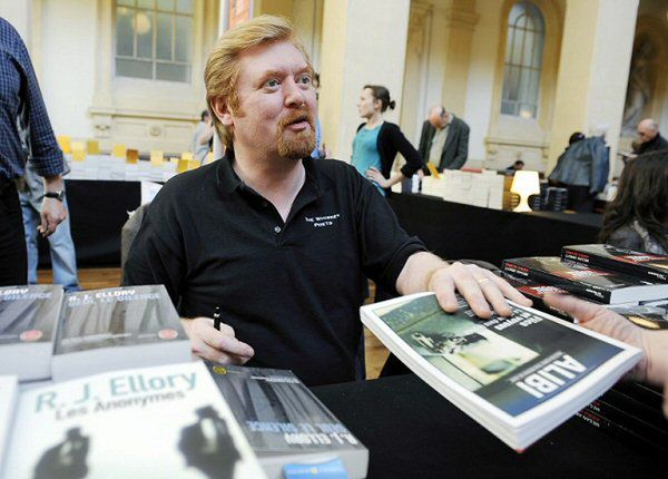 Roger Jon Ellory pod pseudonimem chwalił swoje własne książki