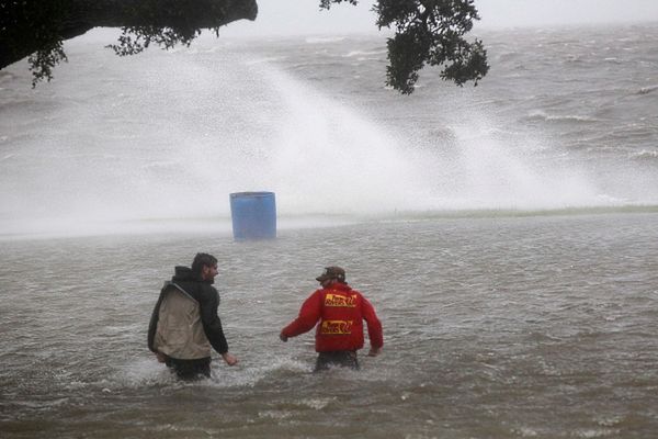 Media: woda przelała się przez wały obok Nowego Orleanu