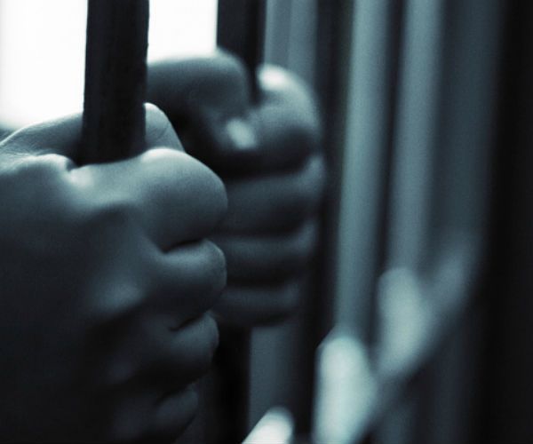 27-latek wyszedł warunkowo z więzienia i zgwałcił 10-latkę