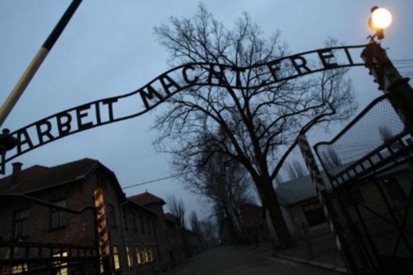 Przeżyła Auschwitz i nieoficjalnie adoptowała wnuka Rudolfa Hoessa