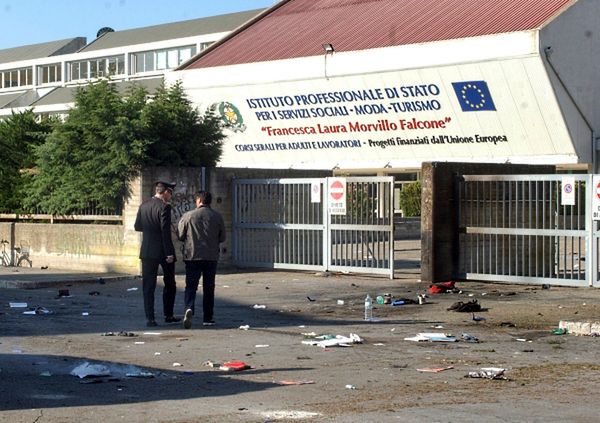 Wybuch przed szkołą we Włoszech: jedna osoba nie żyje, 9 rannych