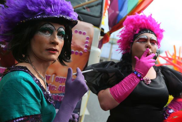 Parada Równości - tysiące gejów i lesbijek manifestuje w Warszawie