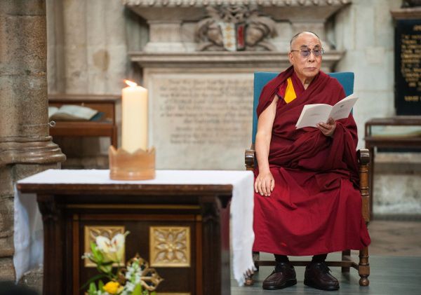 Mediolan wstrzymuje nadanie honorowego obywatelstwa Dalajlamie