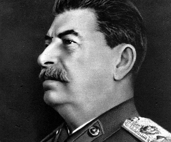 Czekasz na przystanku, a podjeżdża Stalin