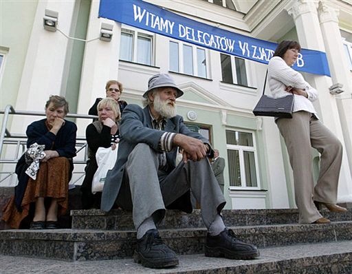 MSZ oszczędza na białoruskiej Polonii - odwołuje konsulów