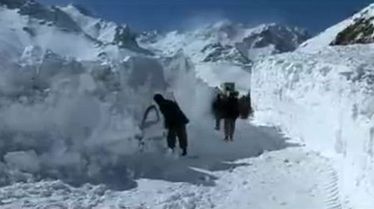 Lawina przysypała drogę - armia przekopała tunel w śniegu