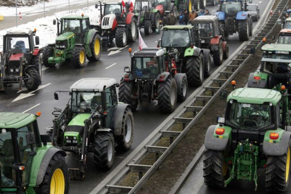 Rolnicy przerwali blokady dróg. W czwartek jadą do Warszawy