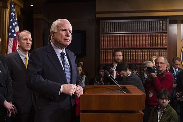 McCain ostro krytykuje Merkel: czy chce się przyglądać zarzynaniu ludzi?