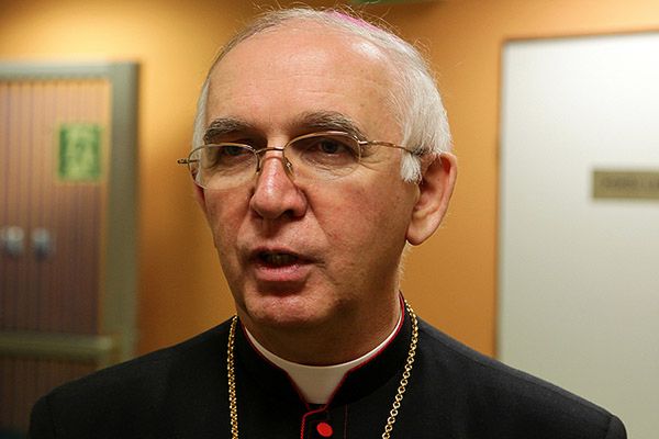PiS zaprasza na marsz. Biskup wycofuje się z komitetu honorowego